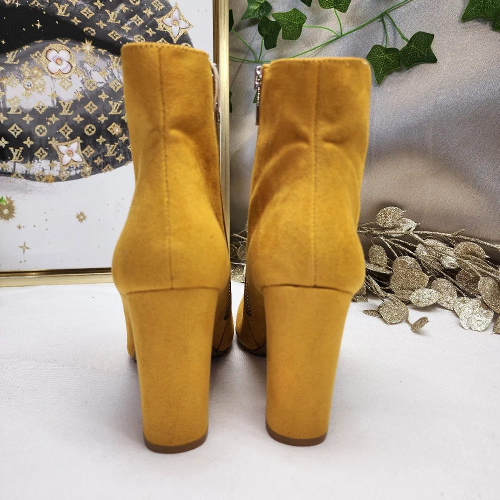 NWOB STEVE MADDEN PIXIE BOOTIE IN MUSTARD SZ 6